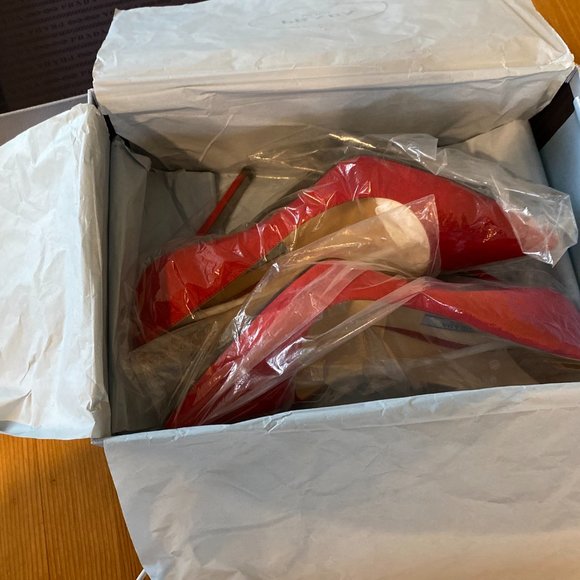 - Prada- Classic Soft Leather/ Suede Pumps Red - Picture 4 of 4